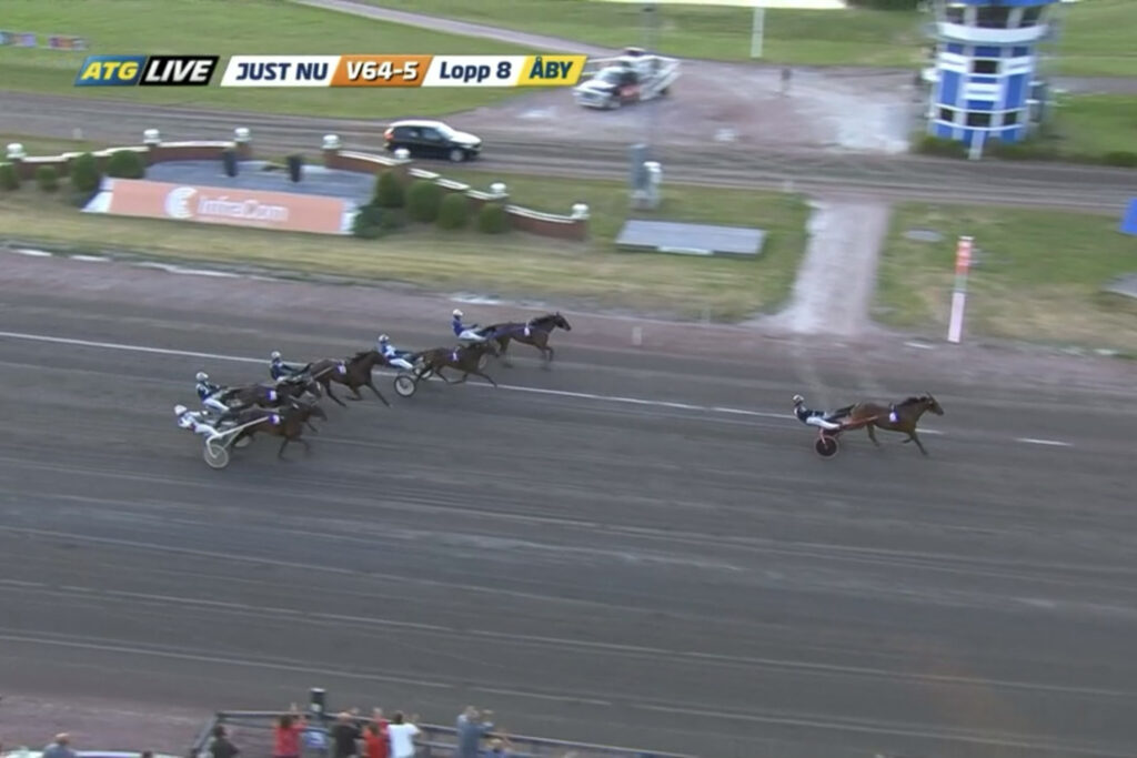 Andelshästen Grandfather Bill flög lågt över upploppet till seger på Åby