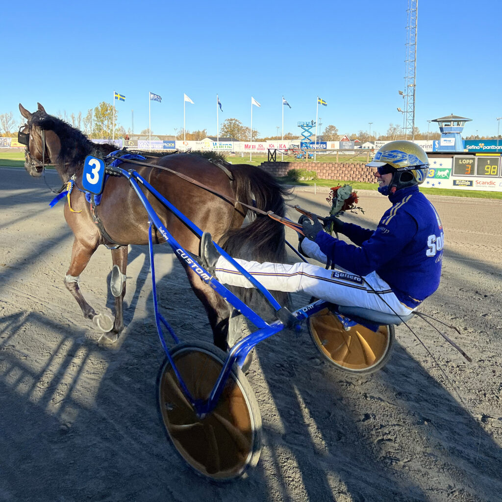 Andelshästen Gliding Eagle segrade i lopp 2 på Örebro idag