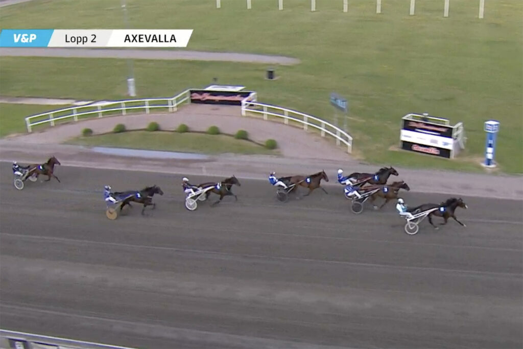 Andelshästen Jakiro Mearas trea i mål på Axevalla